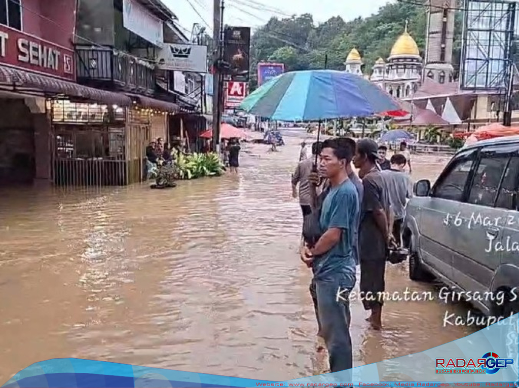 Banjir Bandang Terjang Kecamatan Soalan, Parapat - Alat Berat Dikerahkan untuk Evakuasi